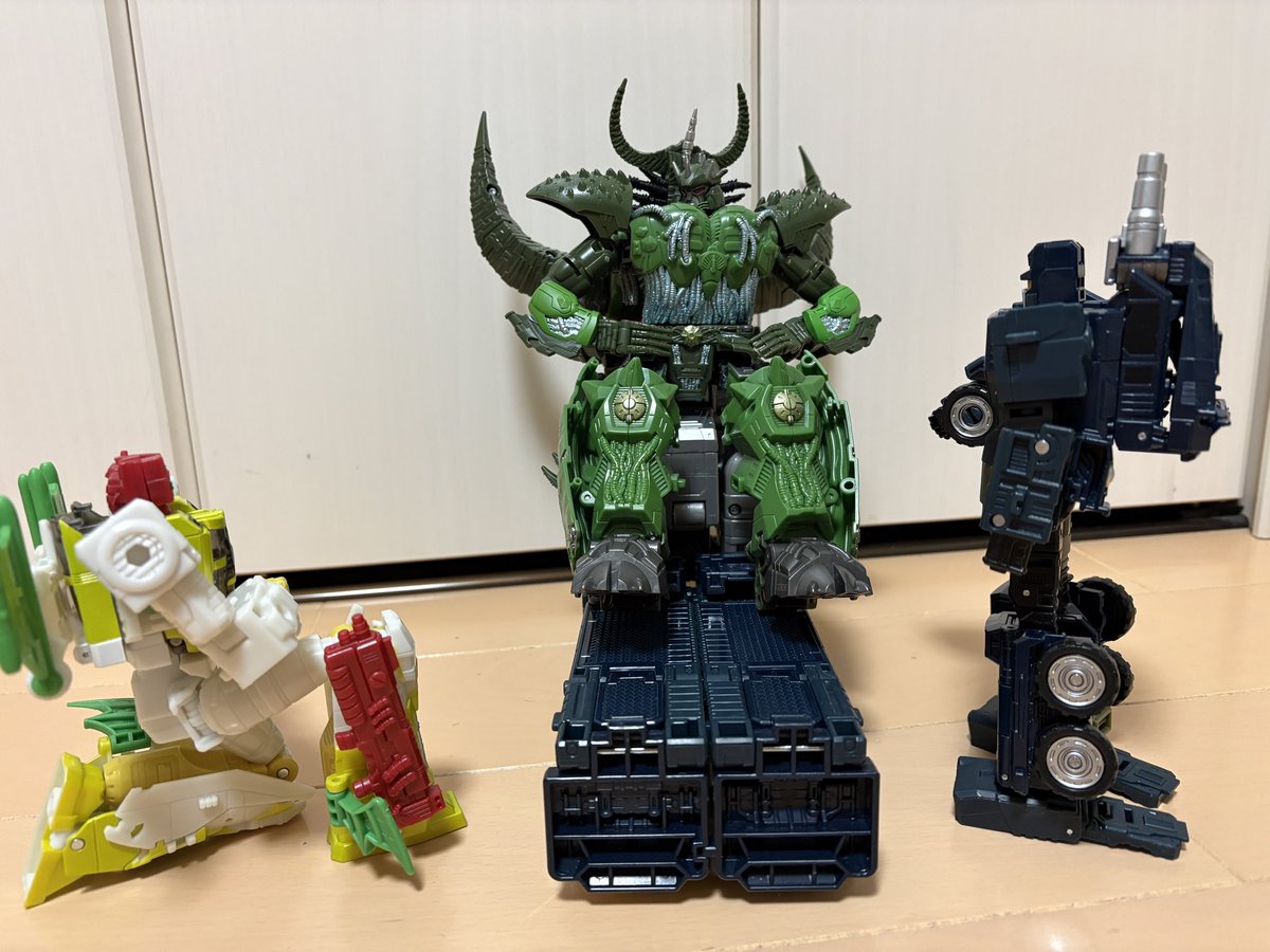 diekanitama_2's tweet photo. #お昼休みに一枚だけTF玩具写真を貼ろう 

「うむ、良い椅子を見つけてきたではないか。褒めてつかわすぞ」
「ははー。ありがたきしあわせ」
「……あの、それ私の……ｶｴｼﾃ……」

#トランスフォーマー
#おもちゃライフ https://t.co/EWUdQYj9dz
