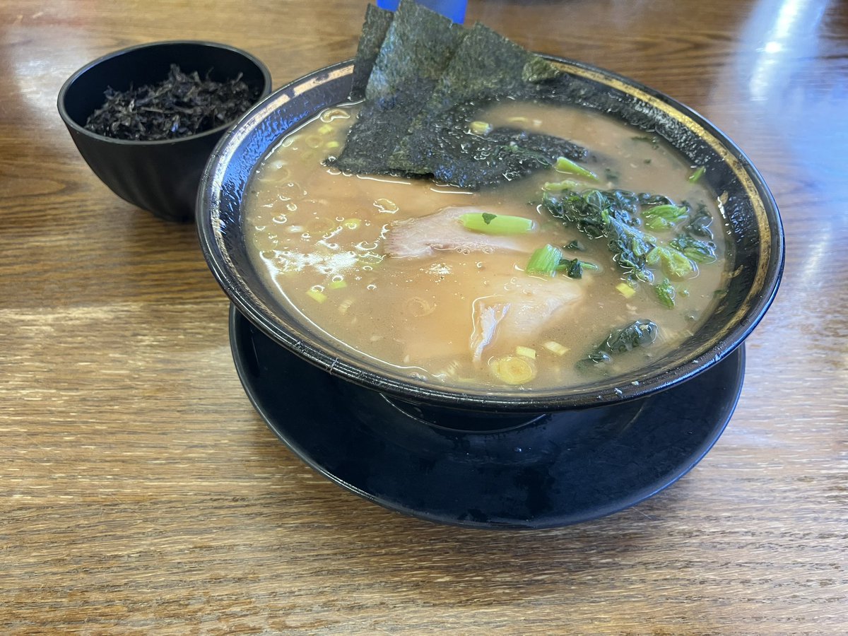 tokusatu_visual's tweet photo. 上越まで出張だったんで昼飯はおすすめしてもらったラーメン家へ👣
11時半に入ったのに行列で驚いたけど美味すぎたのでまた行きたい🥳 https://t.co/fqzfDIq43O