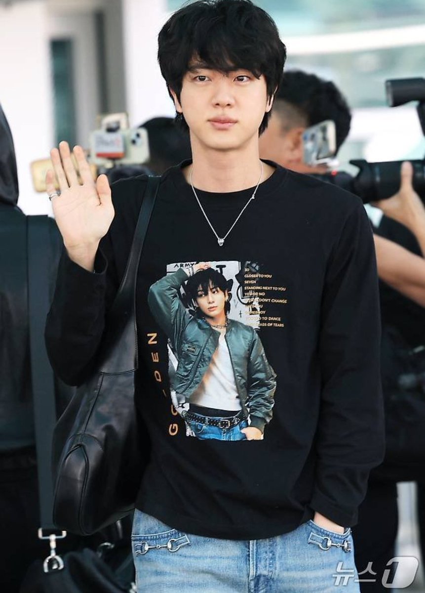 AboutMusicYT's tweet photo. Jin was spotted wearing a Jungkook shirt at the airport today. https://t.co/vVAiObPDlI