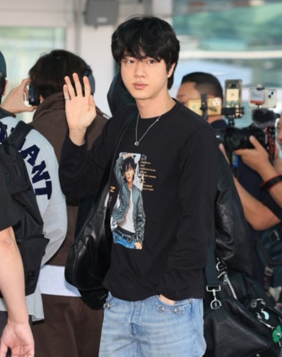 AboutMusicYT's tweet photo. Jin was spotted wearing a Jungkook shirt at the airport today. https://t.co/vVAiObPDlI