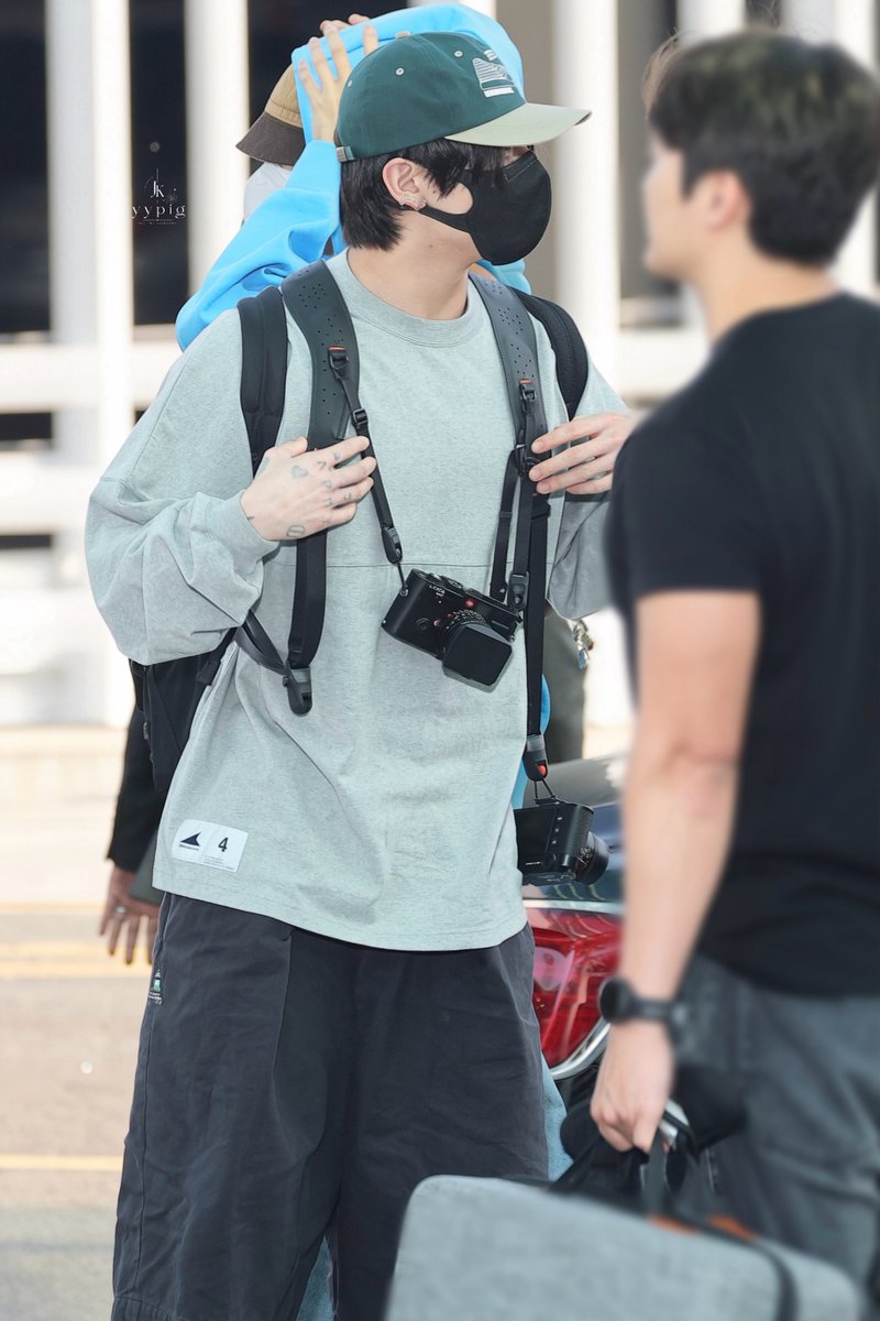mogumogujk_bts's tweet photo. 今日の空港でのジョングク、小学生とか修学旅行に行くジョングクとか言われてて可愛すぎた https://t.co/oxouRSdkBh
