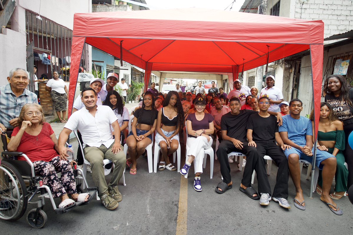 zaidarovira's tweet photo. En cada sector del sur de #Guayaquil que recorro me dicen lo mismo: ¡los parques están #abandonados!

Hoy, en la cooperativa Esmeraldas Chiquito, me lo volvieron a decir. Parques deteriorados, sin mantenimiento, espacios donde deberían jugar nuestros niños y compartir nuestros adultos mayores, dejados a su suerte.

¿Hasta cuándo tanta indolencia? ¿Quién fiscaliza? ¿Quién exige que se cumpla? Guayaquil no puede seguir pagando las consecuencias de autoridades que miran para otro lado.