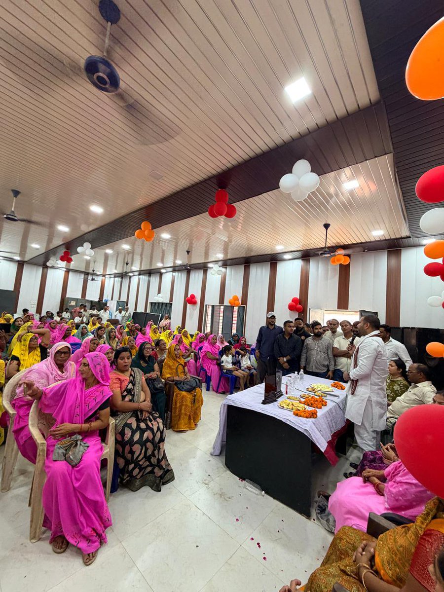SirohiRadha's tweet photo. विधानसभा क्षेत्र शिकारपुर अंतर्गत विकास खंड शिकारपुर परिसर में आयोजित ‘आंगन मिलन सेवा अभियान’ कार्यक्रम में मुख्य अतिथि के रूप में बड़े भाई Kush Sharma जी का रहना हुआ।

इस अवसर पर कार्यक्रम संयोजिका के रूप में स्वयं राधा सिरोही उपस्थित रही ,।

#आंगनमिलनसेवाअभियान https://t.co/oKZ98RTAhc
