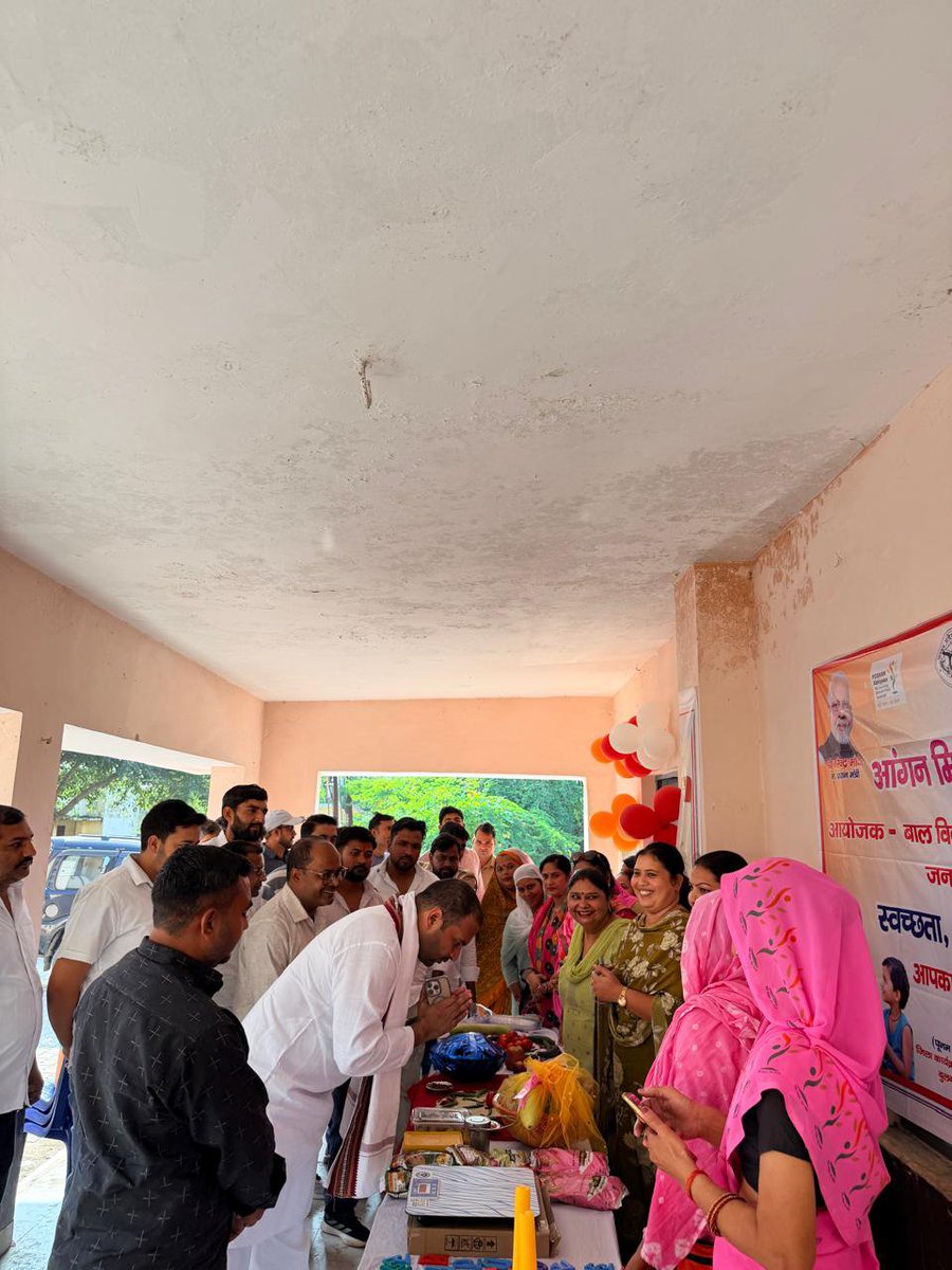 SirohiRadha's tweet photo. विधानसभा क्षेत्र शिकारपुर अंतर्गत विकास खंड शिकारपुर परिसर में आयोजित ‘आंगन मिलन सेवा अभियान’ कार्यक्रम में मुख्य अतिथि के रूप में बड़े भाई Kush Sharma जी का रहना हुआ।

इस अवसर पर कार्यक्रम संयोजिका के रूप में स्वयं राधा सिरोही उपस्थित रही ,।

#आंगनमिलनसेवाअभियान https://t.co/oKZ98RTAhc
