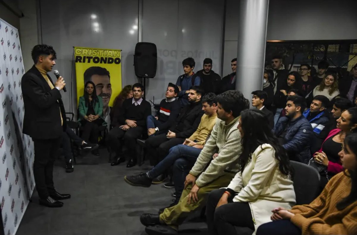 TrollCenterCai's tweet photo. @FedeGonzalez10_ @listarojacai Nose pero vos seguro votas a Ritondo, ya tenes experiencia militandolo https://t.co/N18IWDD6hK