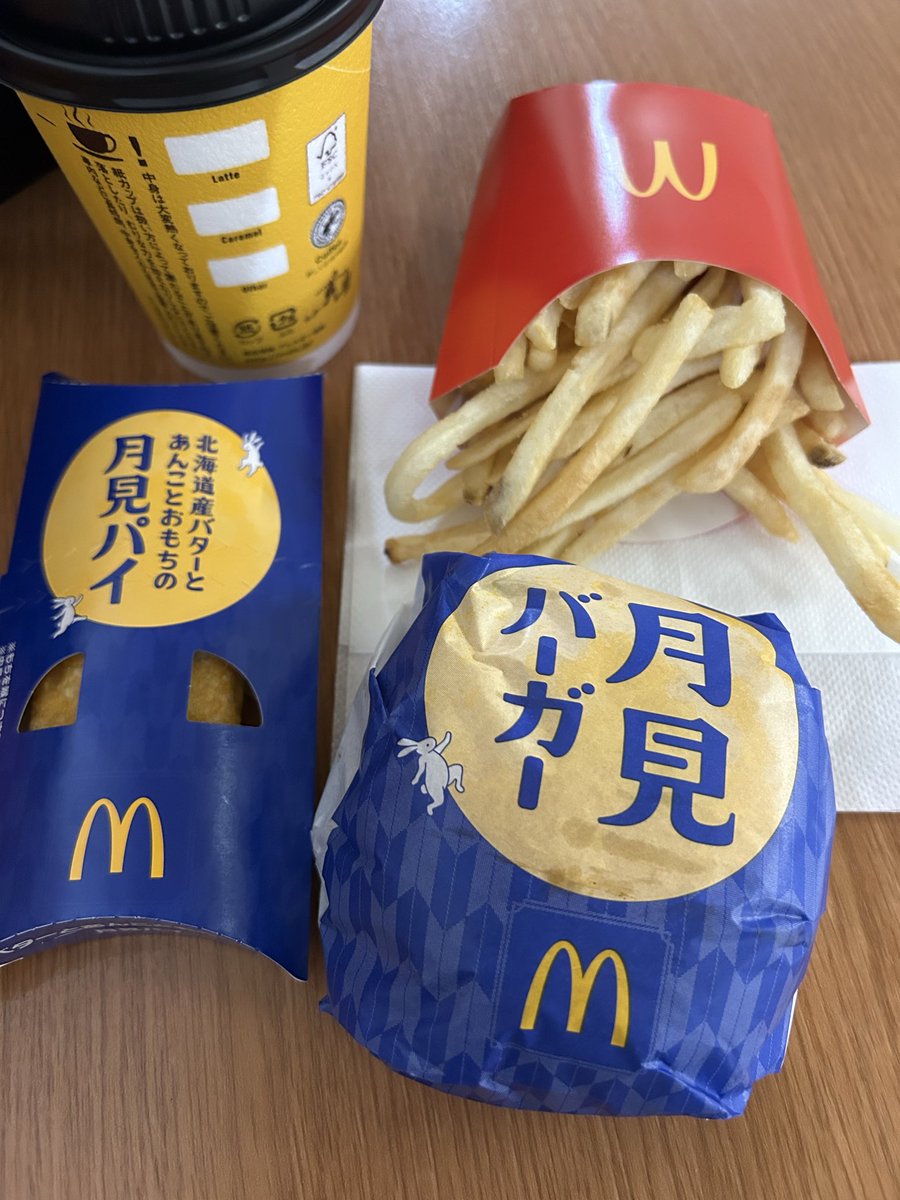 Yuya_Grace's tweet photo. 地元マックは月見パイ終わってて食べられなかったから、職場近所のマックで食べ納め🍔 https://t.co/eEzFSiCXTx