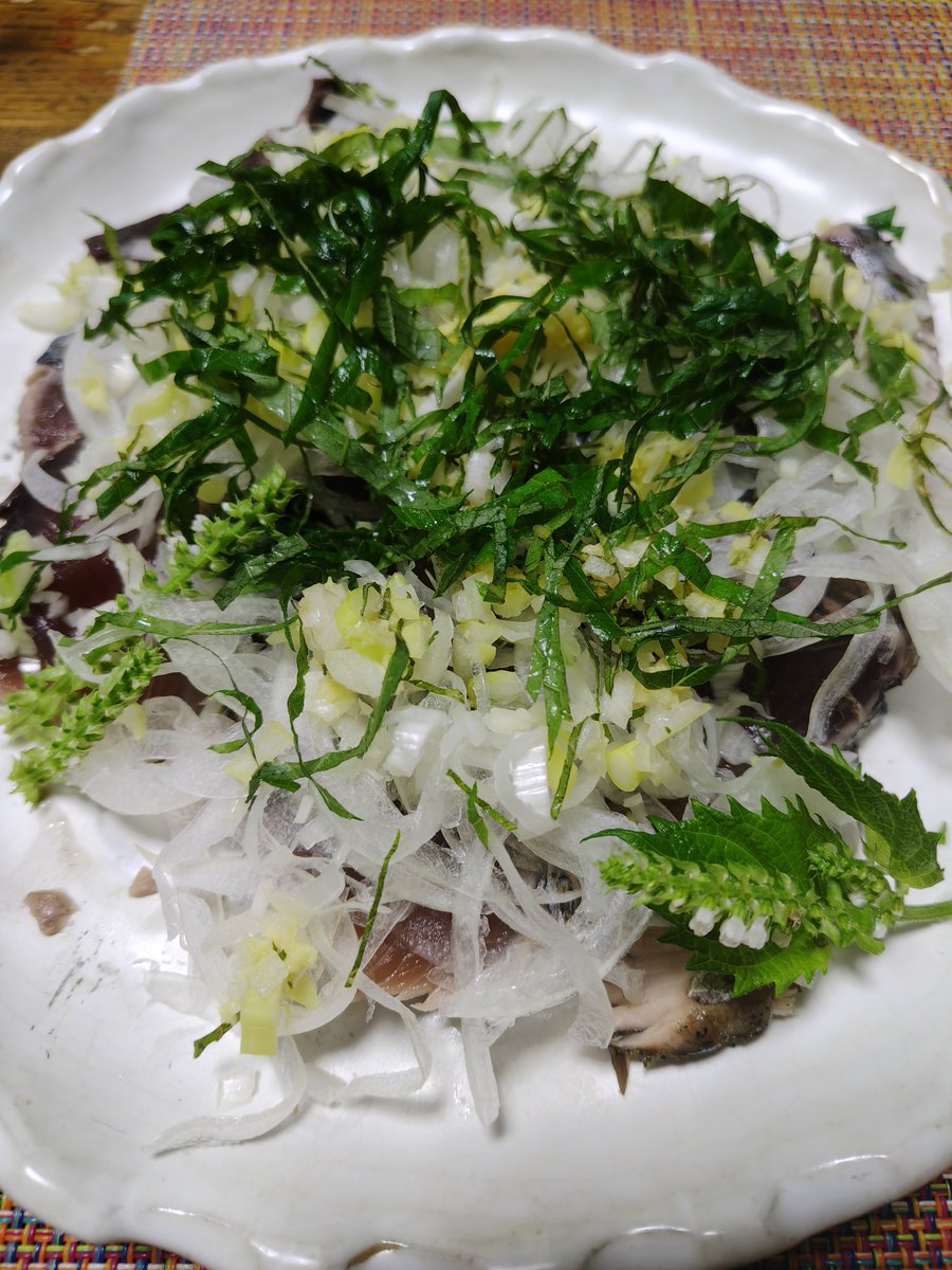 Albedolab2019's tweet photo. カツオの叩き
#おうちごはん #X家庭料理部 #自炊 #食事記録 #飯テロ #グルメ #ランチ
【PS】
ねっとり VS ホクホク
の謎の焼き芋 論争勃発
とりあえず 私の焼き芋 強奪して
ほくほく 派って言ったやつ
焼き芋返せ　笑 https://t.co/kjVcV6fsys