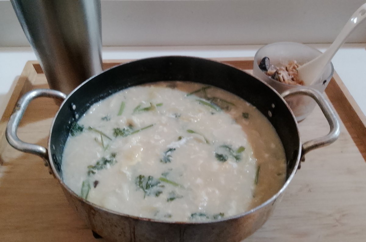 Flve_Stqr's tweet photo. 今日のお昼ごはんはにんにくおじや。
風邪引いた。
常人やったら一発で下す量の乾燥にんにくドバー！！
(ﾟдﾟ)ｳﾏ��
おじやってさ、お肉入ってなくても美味しいよね^^
#自炊
#ズボラ飯
#貧乏飯 https://t.co/9NnuhIAQhX