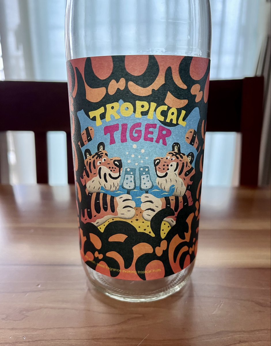 tamanumber100's tweet photo. TROPICAL TIGER（小正醸造・鹿児島県日置市）名前の通りトロピカルな香りの本格焼酎。ソーダ割で。いろいろな料理に合わせやすくて重宝した。 https://t.co/6dSs5krbj8