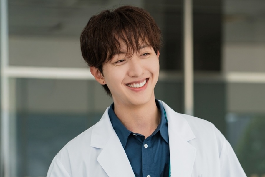 soompi's tweet photo. #CNBLUE's #LeeJungShin Is A Handsome And Affectionate Doctor In New Drama "#WhatABossWants"
https://t.co/VdI6eK8Vbh https://t.co/qwAJM052O8