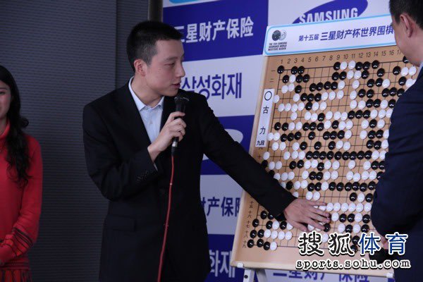 KayXHeifetz's tweet photo. 一个人在韩国遇到重庆的记者，突然拉着人聊天，竟然开始说“真的要崩溃了”，“我感觉我已经到了极限……”、“我的体力支撑不住了”。直到三星杯夺冠，一边掏出手帕抹泪一边说“妈妈”，“对不起，我失态了”而后离席。出门遇到提问的重庆记者才又用方言撒起娇来：“你也莫笑我刚才哭了，你晓得我忍了好久了。” https://t.co/0IMb4GGuVD