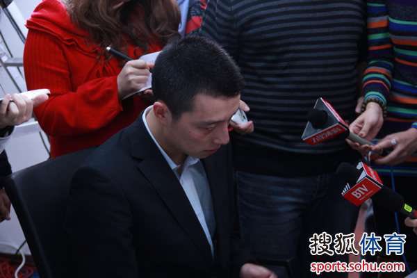 KayXHeifetz's tweet photo. 一个人在韩国遇到重庆的记者，突然拉着人聊天，竟然开始说“真的要崩溃了”，“我感觉我已经到了极限……”、“我的体力支撑不住了”。直到三星杯夺冠，一边掏出手帕抹泪一边说“妈妈”，“对不起，我失态了”而后离席。出门遇到提问的重庆记者才又用方言撒起娇来：“你也莫笑我刚才哭了，你晓得我忍了好久了。” https://t.co/0IMb4GGuVD