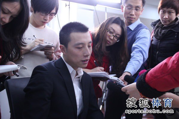 KayXHeifetz's tweet photo. 一个人在韩国遇到重庆的记者，突然拉着人聊天，竟然开始说“真的要崩溃了”，“我感觉我已经到了极限……”、“我的体力支撑不住了”。直到三星杯夺冠，一边掏出手帕抹泪一边说“妈妈”，“对不起，我失态了”而后离席。出门遇到提问的重庆记者才又用方言撒起娇来：“你也莫笑我刚才哭了，你晓得我忍了好久了。” https://t.co/0IMb4GGuVD