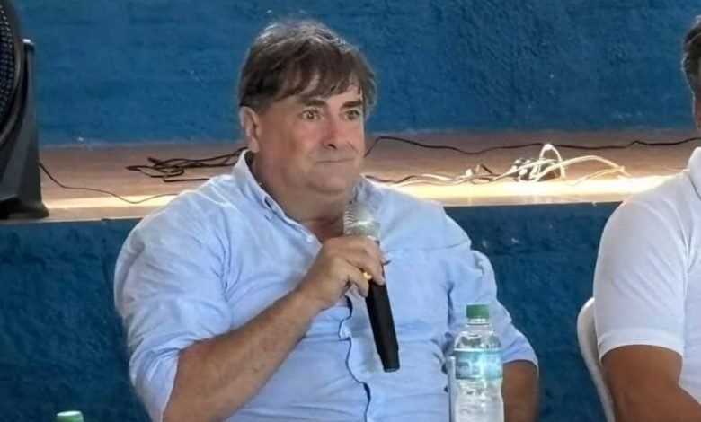 cabezamartini's tweet photo. 🔴 Fue detenido por lavado de activos vinvulado a su rol de cambista el alcalde de Aceguá, Diego Almeida. Por autoridades brasileñas luego de participar de una reunión en dependencias de la Prefectura brasileña de Aceguá (símil de la alcaldía de Acegua Uruguay. El dinero proviene del narcotráfico.

Según la información recabada por Cerro Largo  Portal, Almeida se encontraba en la sede de la institución cuando se produjo el procedimiento y fue detenido al momento de retirarse. Posteriormente, habría recuperado su libertad.

En la frontera esta es una práctica común. Hay varios investigados.