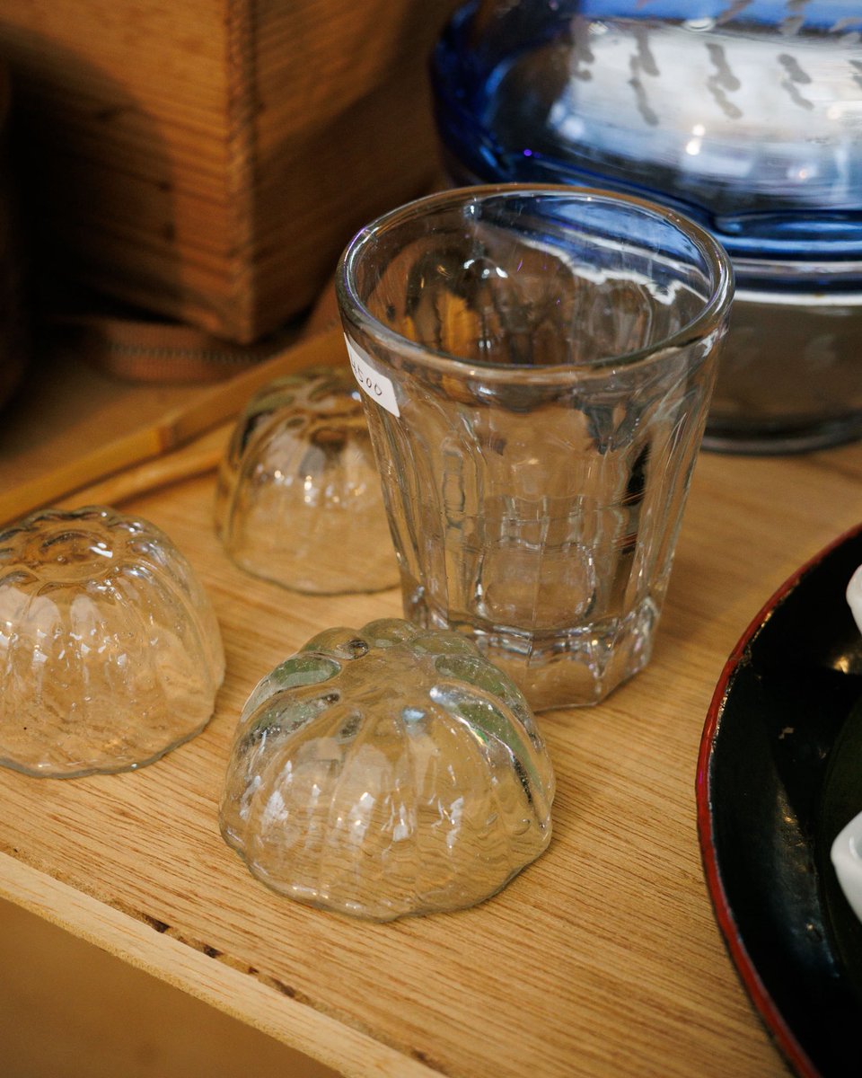 temicc's tweet photo. 伊万里の千鳥豆皿は5枚揃いです。昔の分厚いガラスはとろろんとして美味しそう。上野骨董市本日もお待ちし��おります。 https://t.co/ZHbFjJpKCP
