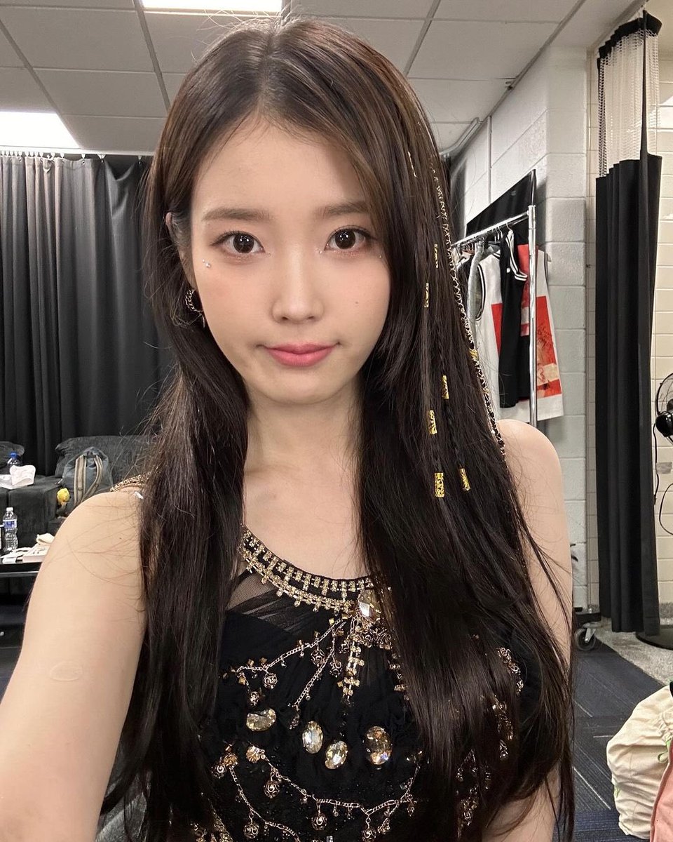 iuedelweiss's tweet photo. IU says her 6th studio album will include more R&amp;B besides “Dear my crazy soulmate.” Meanwhile, she says there won’t be any songs where she raps.

#아이유 #IU #Kpop https://t.co/yM4Mb6iiNW