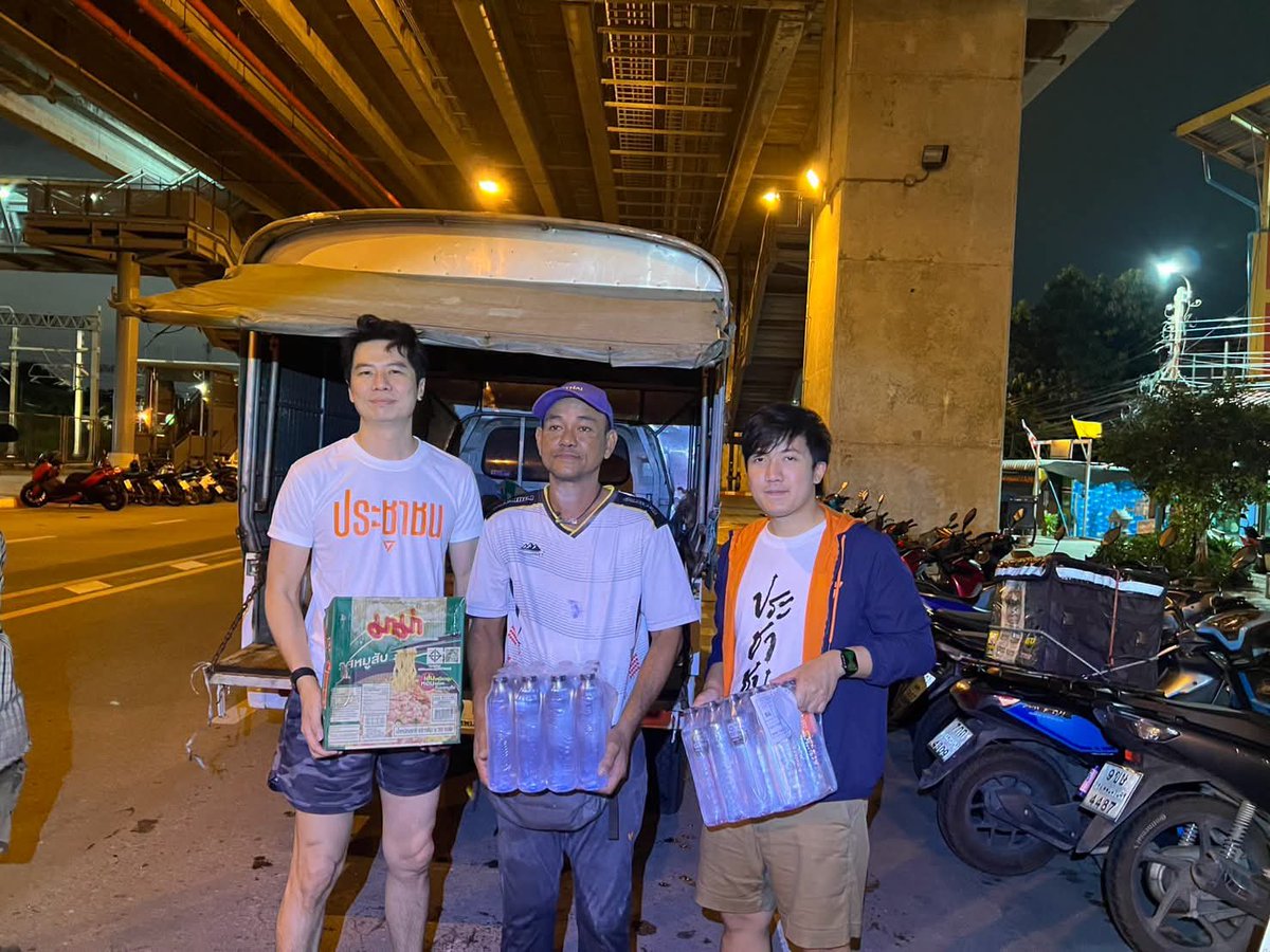 GoodySato's tweet photo. ขอบคุณไอทีสแควร์, ร้านโชห่วย ดวินสโตร์, พี่แม้ว เพียงพนอ @Peangpanor, พี่ป้อม ภาวุธ @pawoot, พี่มาร์ค อิสริยะ @markpeak, พี่มิ้นท์ สุทธวรรณ @MintSuttawan, อ.โบว์ กิตติพงษ์ @BowKittipong, พี่ผึ้ง ณัฐยา @nty_pple และพี่น้องท่านอื่น ๆ ทุกท่านที่อนุเคราะห์ข้าวกล่อง อาหารแห้ง น้ำดื่ม ผ้าอ้อมผู้ใหญ่ ผ้าอนามัย ไปจนถึงให้ยืมรถเพื่อส่งความช่วยเหลือชาวจตุจักร-หลักสี่กันถึงชุมชนถึงบ้าน ขอบคุณพี่ ๆ ทหารที่ให้ยืมสายจั๊มแบตฯ รถเสบียงพวกผมบริเวณแยกพงษ์เพชรในเย็นวันที่ 28 ก.ย.ด้วยครับ ทีมเล็ก ๆ ของผมไปถึงชาวเขตได้เพราะน้ำใจของทุกท่านจริง ๆ #PPLEFLOOD69 #น้ำท่วม #จตุจักร #หลักสี่ #พรรคประชาชน