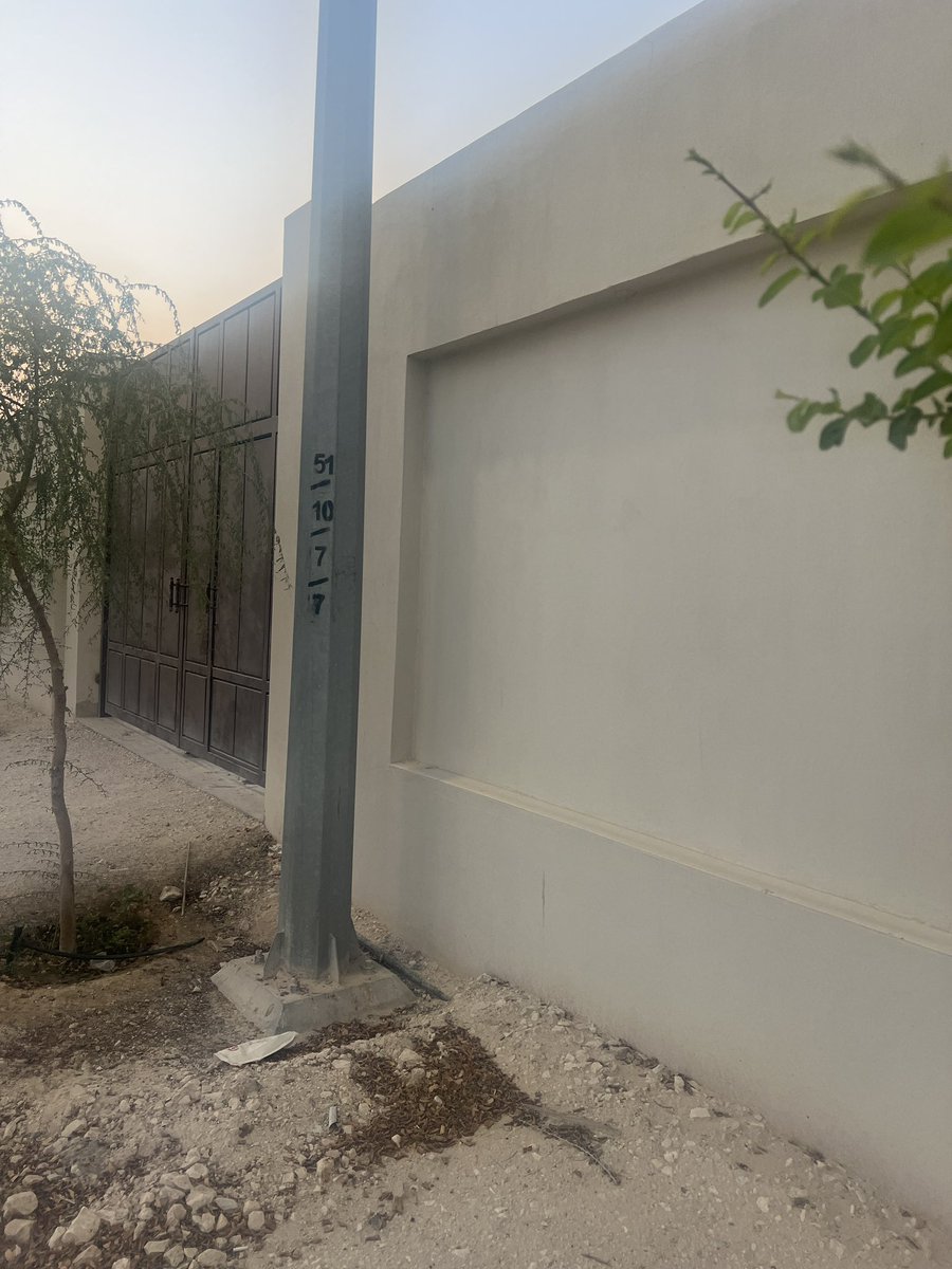 Mf1055Qatar's tweet photo. @AshghalQatar مرحبا 
وليه ماتطبق السلامه عند المنازل ابعاد العامود عن سور المنزل 
طلبت اشغال ابعاد العامود عن السور نصف متر او تحريكة ولكن جاء الرفض من ادارة التصميم 
هذا يسهل على سرقة المنازل في الثميد روضة اقديم التصميم رائع يبعد مترين عن السور https://t.co/CSBsEs5t8P
