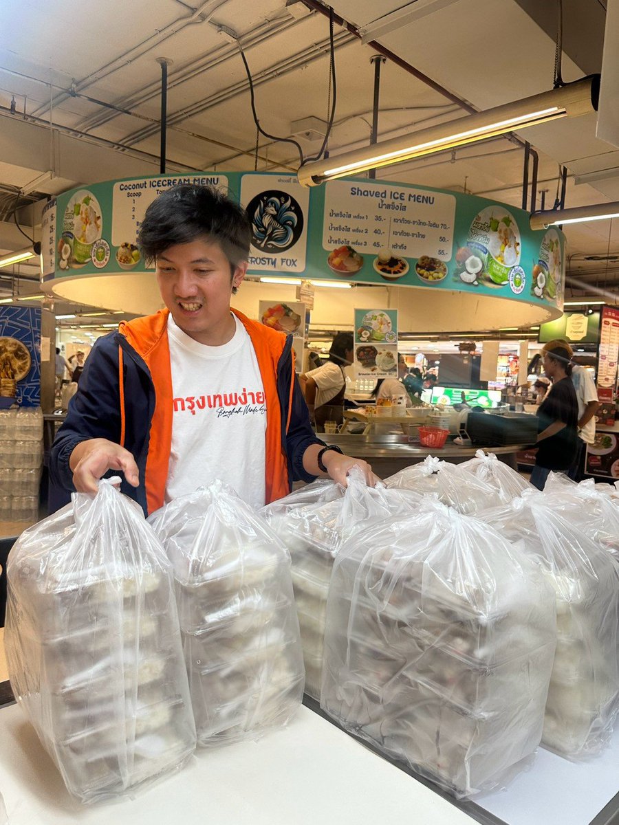 GoodySato's tweet photo. ขอบคุณไอทีสแควร์, ร้านโชห่วย ดวินสโตร์, พี่แม้ว เพียงพนอ @Peangpanor, พี่ป้อม ภาวุธ @pawoot, พี่มาร์ค อิสริยะ @markpeak, พี่มิ้นท์ สุทธวรรณ @MintSuttawan, อ.โบว์ กิตติพงษ์ @BowKittipong, พี่ผึ้ง ณัฐยา @nty_pple และพี่น้องท่านอื่น ๆ ทุกท่านที่อนุเคราะห์ข้าวกล่อง อาหารแห้ง น้ำดื่ม ผ้าอ้อมผู้ใหญ่ ผ้าอนามัย ไปจนถึงให้ยืมรถเพื่อส่งความช่วยเหลือชาวจตุจักร-หลักสี่กันถึงชุมชนถึงบ้าน ขอบคุณพี่ ๆ ทหารที่ให้ยืมสายจั๊มแบตฯ รถเสบียงพวกผมบริเวณแยกพงษ์เพชรในเย็นวันที่ 28 ก.ย.ด้วยครับ ทีมเล็ก ๆ ของผมไปถึงชาวเขตได้เพราะน้ำใจของทุกท่านจริง ๆ #PPLEFLOOD69 #น้ำท่วม #จตุจักร #หลักสี่ #พรรคประชาชน