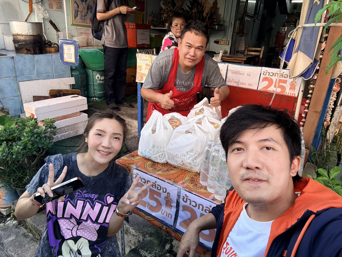 GoodySato's tweet photo. ขอบคุณไอทีสแควร์, ร้านโชห่วย ดวินสโตร์, พี่แม้ว เพียงพนอ @Peangpanor, พี่ป้อม ภาวุธ @pawoot, พี่มาร์ค อิสริยะ @markpeak, พี่มิ้นท์ สุทธวรรณ @MintSuttawan, อ.โบว์ กิตติพงษ์ @BowKittipong, พี่ผึ้ง ณัฐยา @nty_pple และพี่น้องท่านอื่น ๆ ทุกท่านที่อนุเคราะห์ข้าวกล่อง อาหารแห้ง น้ำดื่ม ผ้าอ้อมผู้ใหญ่ ผ้าอนามัย ไปจนถึงให้ยืมรถเพื่อส่งความช่วยเหลือชาวจตุจักร-หลักสี่กันถึงชุมชนถึงบ้าน ขอบคุณพี่ ๆ ทหารที่ให้ยืมสายจั๊มแบตฯ รถเสบียงพวกผมบริเวณแยกพงษ์เพชรในเย็นวันที่ 28 ก.ย.ด้วยครับ ทีมเล็ก ๆ ของผมไปถึงชาวเขตได้เพราะน้ำใจของทุกท่านจริง ๆ #PPLEFLOOD69 #น้ำท่วม #จตุจักร #หลักสี่ #พรรคประชาชน