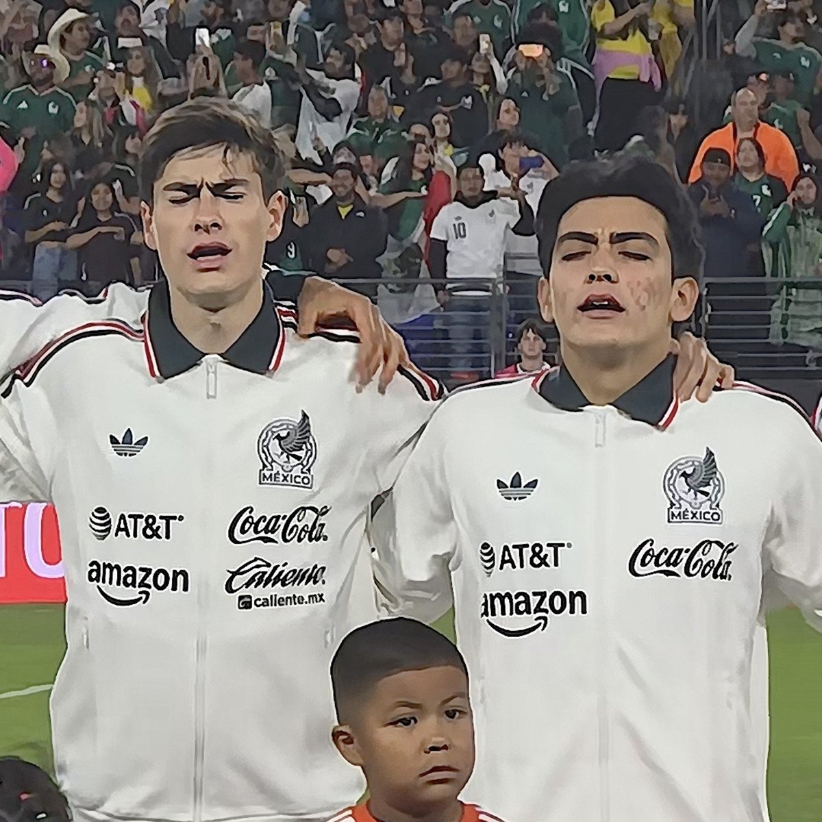 carolinaxsanchz's tweet photo. Ellos no sólo cantan el himno nacional, sino que LO SIENTEN 🇲🇽 https://t.co/VvmKzyObV2