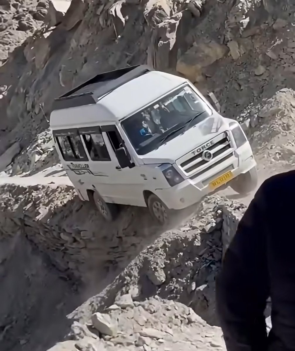 ShwetaSharma236's tweet photo. An entire family set out on a mountain trip in a small van.

But after reaching the mountains, the driver lost control of the vehicle, and the van got stuck in a roadside ditch.

Thankfully, bystanders showed presence of mind and courage and rescued everyone safely in time.

Shortly after the passengers were evacuated, the van fell into a deep ditch and was completely damaged.

Imagine how serious a tragedy could have been if there had been even a slight delay.

Always drive carefully in the mountains. Especially when traveling with family, avoid driving fast or recklessly.

One small mistake can endanger the lives of many people.