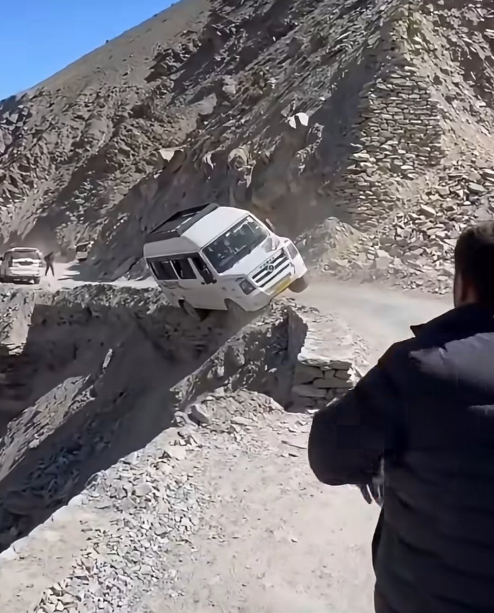 ShwetaSharma236's tweet photo. An entire family set out on a mountain trip in a small van.

But after reaching the mountains, the driver lost control of the vehicle, and the van got stuck in a roadside ditch.

Thankfully, bystanders showed presence of mind and courage and rescued everyone safely in time.

Shortly after the passengers were evacuated, the van fell into a deep ditch and was completely damaged.

Imagine how serious a tragedy could have been if there had been even a slight delay.

Always drive carefully in the mountains. Especially when traveling with family, avoid driving fast or recklessly.

One small mistake can endanger the lives of many people.