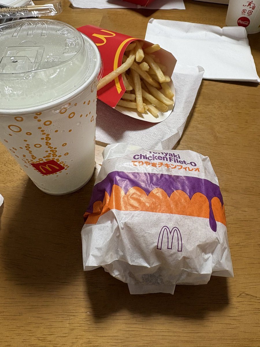 Koiking22422's tweet photo. もう食べれないって言うから食べ納めした！
#てりやきチキンフィレオ https://t.co/755BPyhP9E