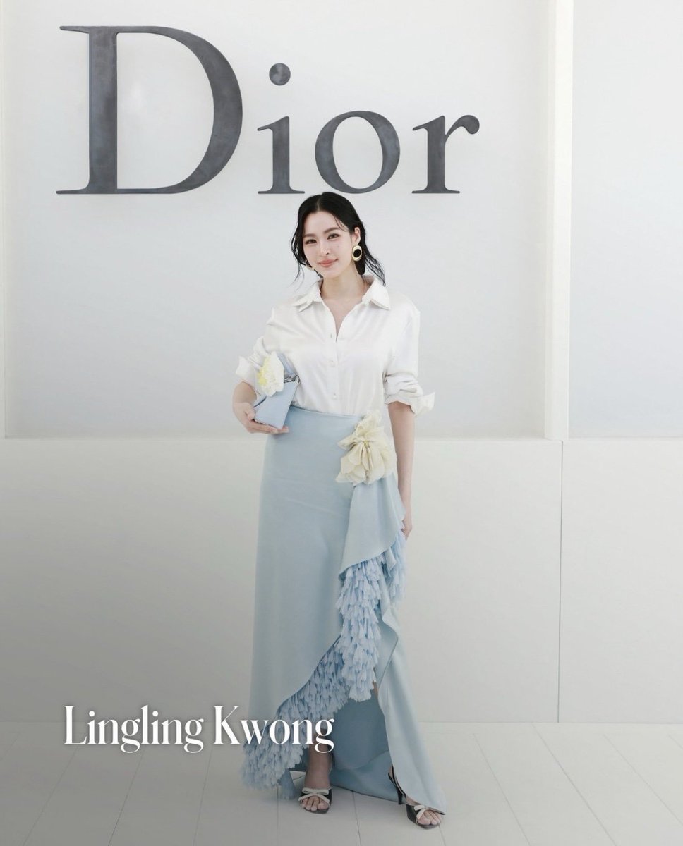 tears_angel's tweet photo. Really love the mix and match from Dior Cruise Collection that Lingling Kwong @linglingsirilak wore when attends the Dior (@Dior) Summer Show 27 🇫🇷. Maximize the look to elegant and warm for summer.

LINGORM BA DIOR AT PFW
#DiorSummer27xLingOrm
#LinglingKwong #DiorSummer27 
#PFW https://t.co/oJWRm5gtIe
