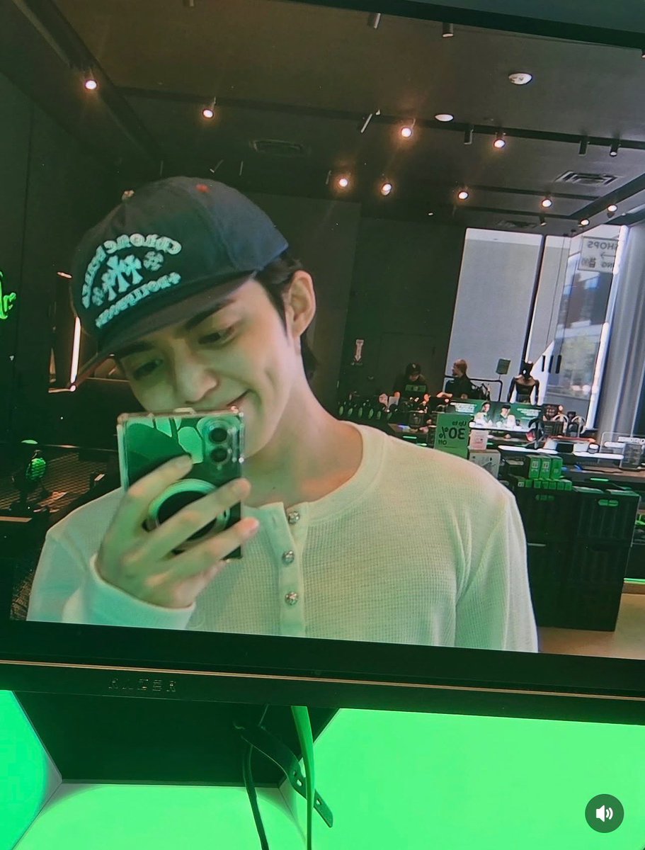 coupsistt's tweet photo. “abs or biceps?” 

SEUNGCHEOL’S DIMPLESSSSSSS😭😭😭
(and his abs… and his biceps) https://t.co/93bLvMx6kk
