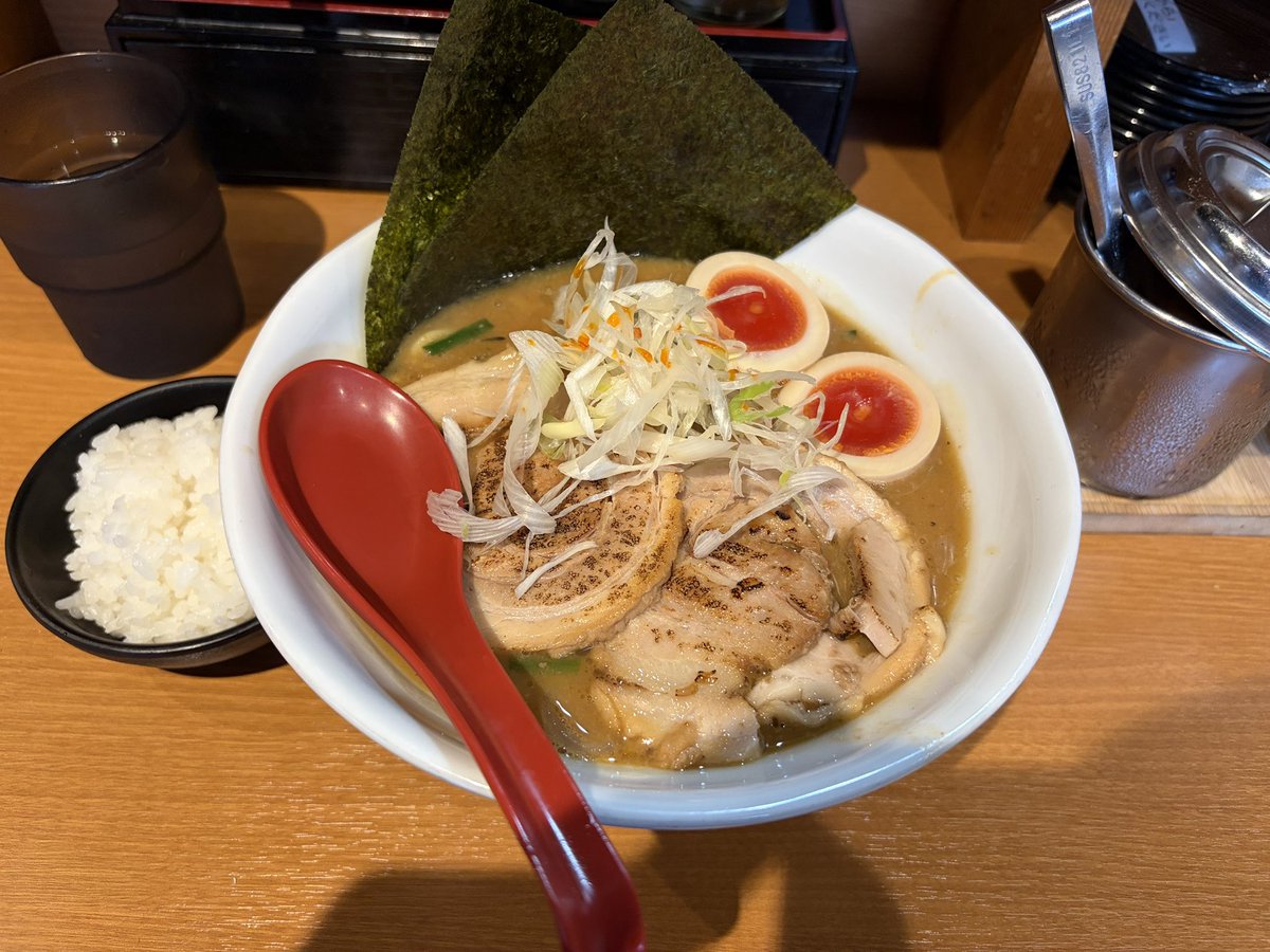 ojijiojiji's tweet photo. 一日一麺🍜

昼飯は三軒茶屋にある「らーめん蓮」

おっ、美味い😋

味噌ラーメンはくるまやラーメン以外あまり食べないんだけど、ここは美味い‼️

しょっぱくない濃厚味噌って感じ😊

#ラーメン #ランチ #美味しい #グルメ #三軒茶屋 https://t.co/PGzCp2ibIR