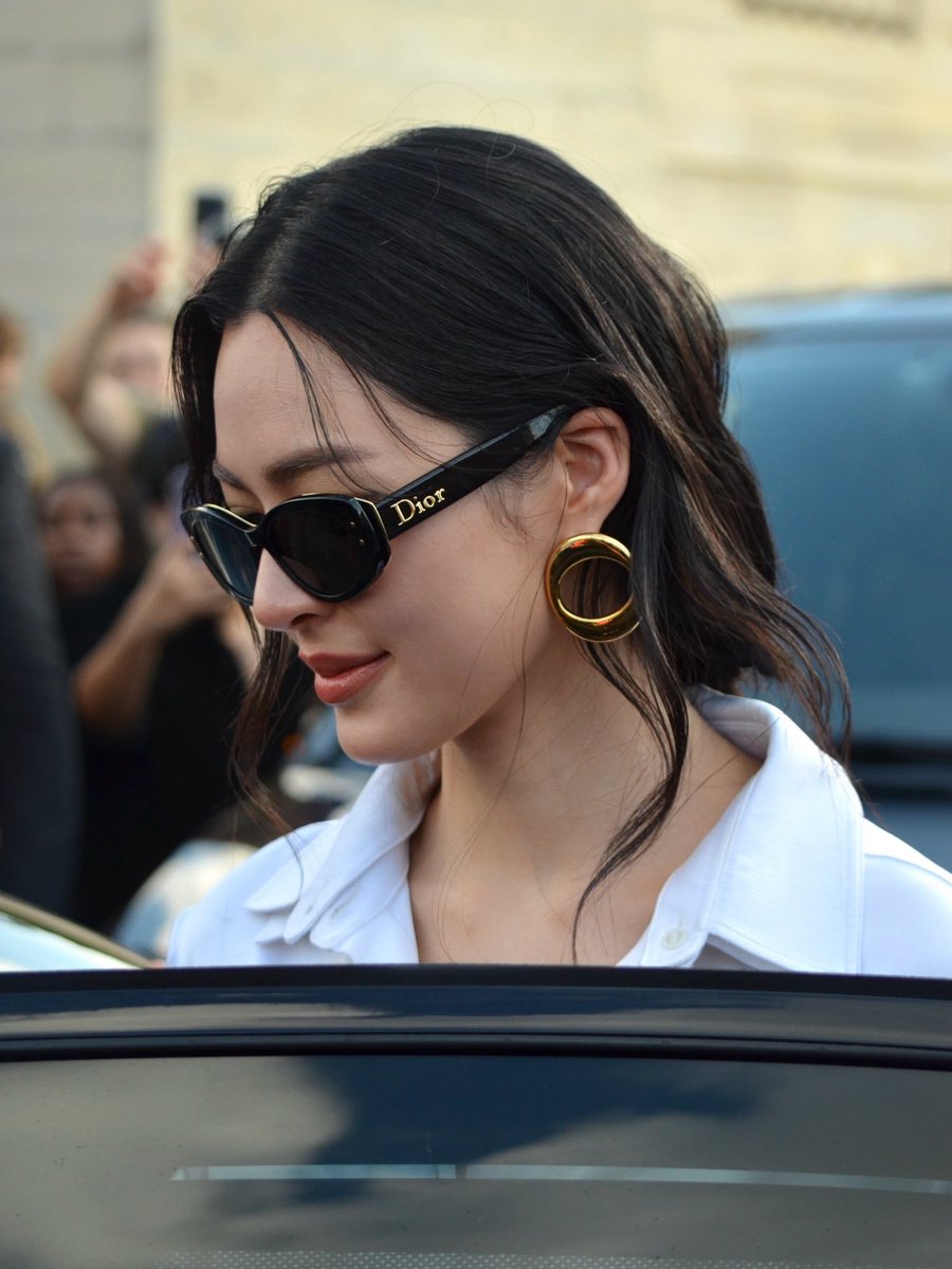 LinglingMyanmar's tweet photo. This is such a strong Dior look for Lingling Kwong at Paris Fashion Week: modern elegance.

LINGORM BA DIOR AT PFW
#DiorSummer27xLingOrm
#LinglingKwong
#DiorSummer27 #PFW27 
@linglingsirilak @Dior https://t.co/w32EdbvQDK
