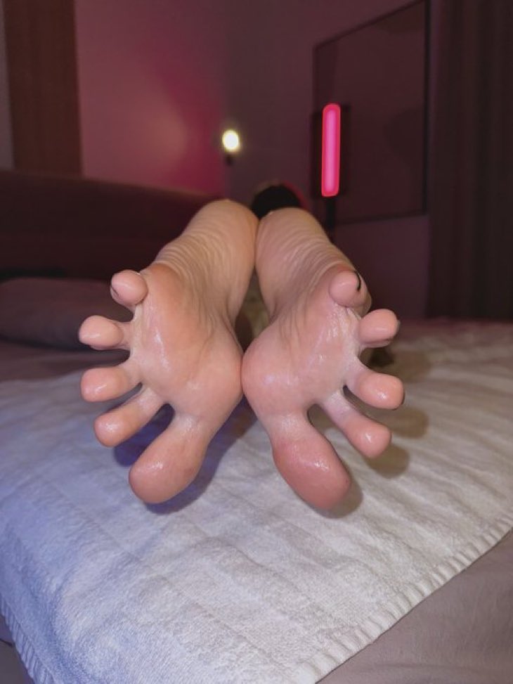 mistressbrats's tweet photo. Oily feet still acceptable https://t.co/qzjHrsYOMZ