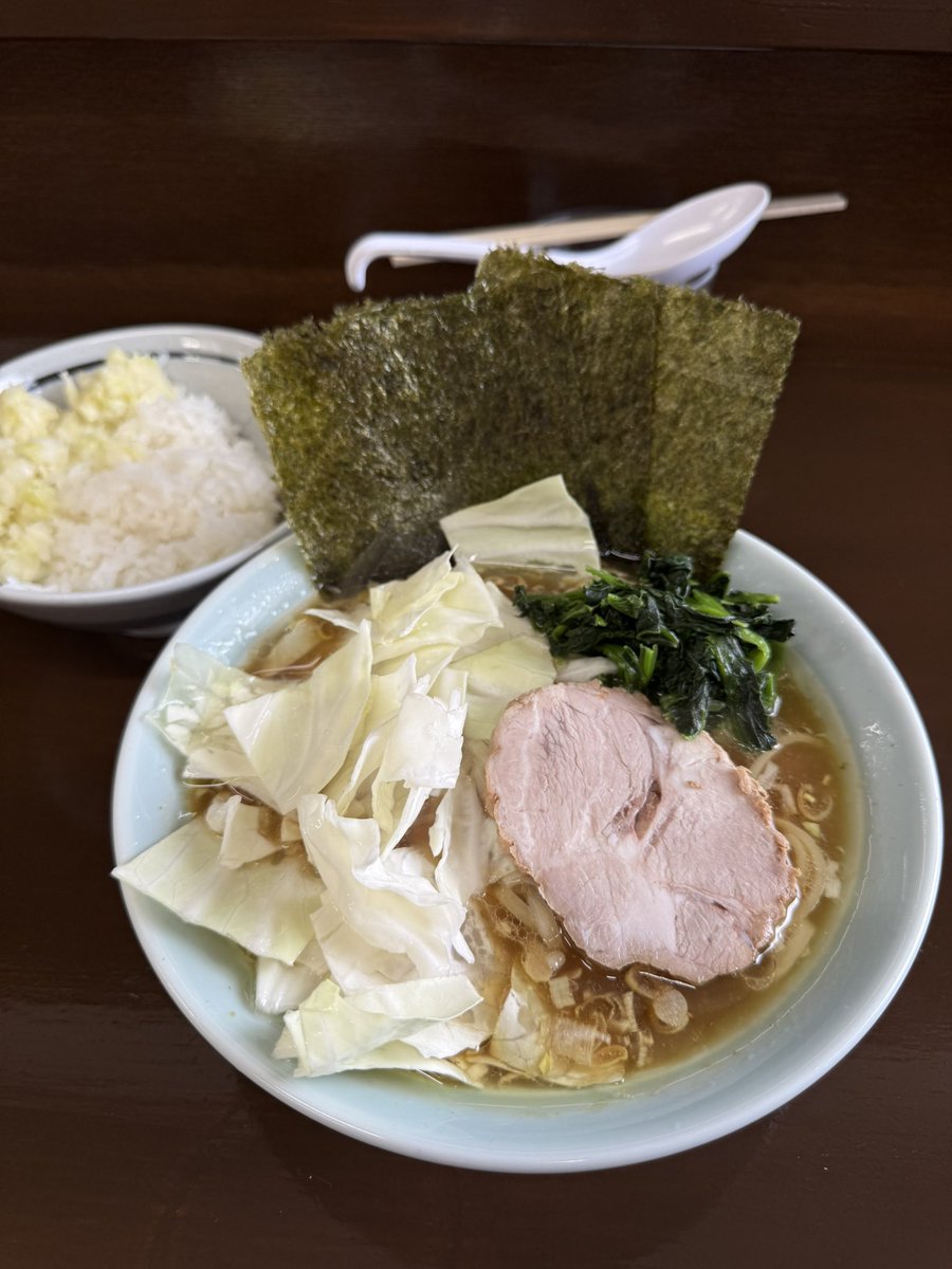 RichanMaple's tweet photo. 捲り家
いつもの

鍋見たらガラ入れたて。
かな〜りフレッシュなダシ汁感。

今年1番中華そば寄りで軽かったんで普段やらんのだけど後半に胡椒入れてみたらうめーのなんの😆 https://t.co/YABhvBXw6M