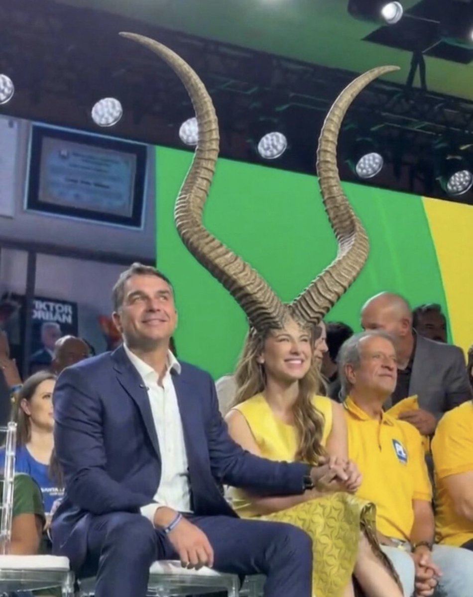 ContosDeBanana's tweet photo. Orgia? Fale com Flávio Bolsonaro e sua esposa. https://t.co/JbmaUrjlMk