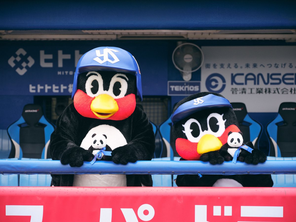 anan_mag's tweet photo. 発売中の #anan 2513号スペシャルエディション表紙に #東京ヤクルトスワローズ の球団マスコット、 #つば九郎 ＆ #つばみが登場！こちらでは竣功100年を迎えた #神宮球場 での兄妹＆ananパンダの仲睦まじいカットをお届けします🐼 https://t.co/H5orDSyZFg