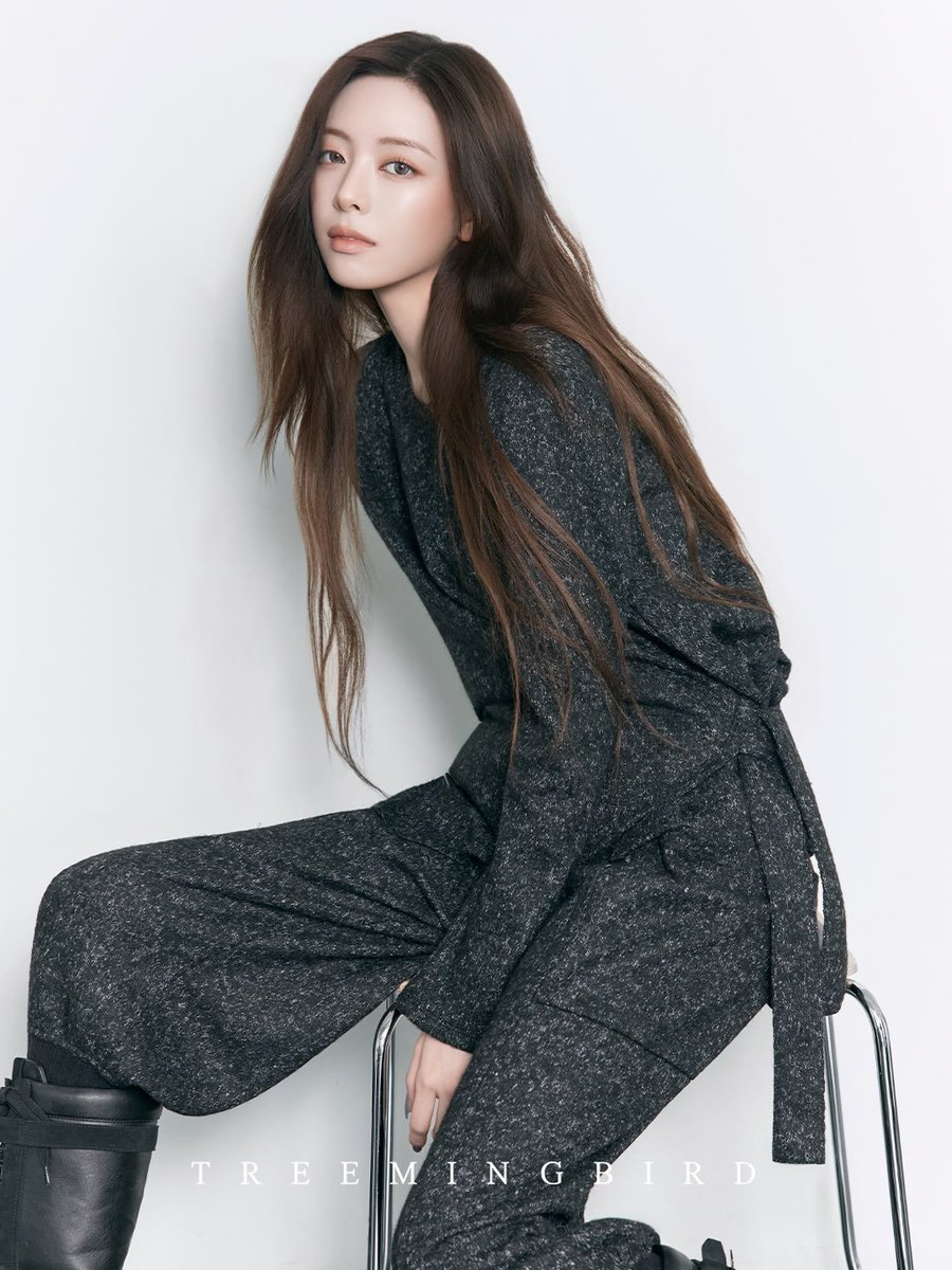 statsofshinyuna's tweet photo. [UPDATE]

#YUNA stuns for TREEMINGBIRD’s 26 WINTER COLLECTION 🩶

The collection will drop on October 14th. https://t.co/nhkihtMT7l