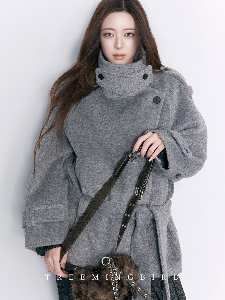 statsofshinyuna's tweet photo. [UPDATE]

#YUNA stuns for TREEMINGBIRD’s 26 WINTER COLLECTION 🩶

The collection will drop on October 14th. https://t.co/nhkihtMT7l