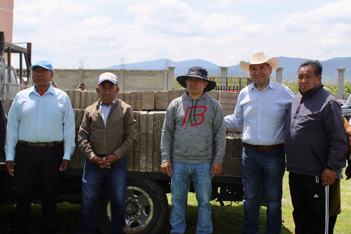 Eduardo_Zarzosa's tweet photo. 🧱 Acciones que construyen
​Seguimos sumando esfuerzos en beneficio de nuestra gente. En el Templo Emanuel (Barrio Tungareo, Emilio Portes Gil, San Felipe del Progreso) realizamos la entrega de block para mejorar sus espacios. 
​#ExperienciaQueDaResultados  #SanFelipeDelProgreso https://t.co/w9wL83N4RM