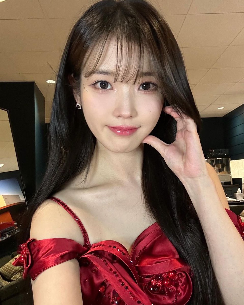iuedelweiss's tweet photo. IU says there’s a song on her 6th studio album that falls somewhere between “Love poem” and “My Sea.”

#아이유 #IU #Kpop https://t.co/na8sNQZnIu