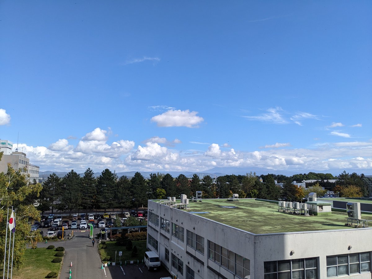 aumganka's tweet photo. こんにちは！お昼の旭川医大からの景色です！天気🌤18度、湿度55%雨が収まりカラッと晴れました
いよいよ明日10月1日から始まる旭川医大眼科クラファンの準備で更新が遅れて申し訳ありません。クラファン期間2か月元気に活動報告してまいりたいと思います ＃旭川医大 ＃眼科 ＃クラファン ＃10月 https://t.co/jRn3NqSFp7