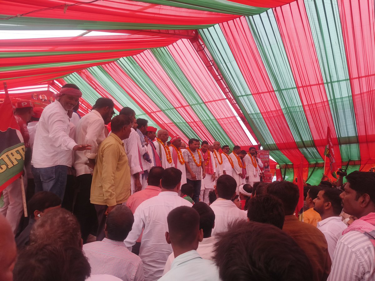 kingabhiy's tweet photo. @surya_samajwadi मंच की तस्वीरें। https://t.co/mP3LTQHy31