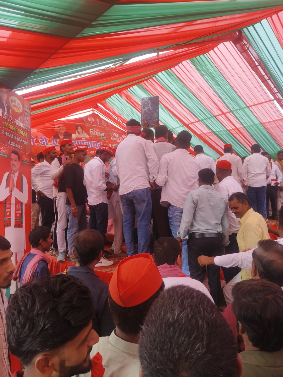 kingabhiy's tweet photo. @surya_samajwadi मंच की तस्वीरें। https://t.co/mP3LTQHy31