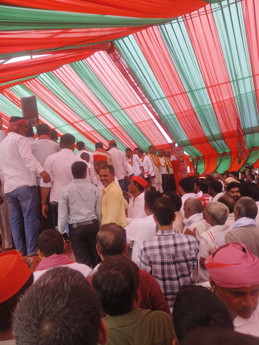 kingabhiy's tweet photo. @surya_samajwadi मंच की तस्वीरें। https://t.co/mP3LTQHy31