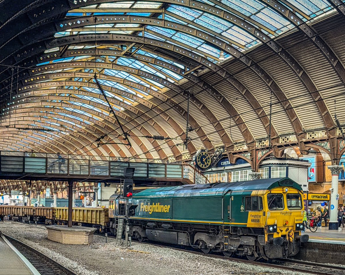 miles_chains's tweet photo. Freightliner 66558 pauses in York with 6Y31, Tweedmouth to Doncaster Belmont. Wonderful lighting in the station at this time of the afternoon.
#Class66 #Shed #Freightliner #York https://t.co/OZdjysiiWV