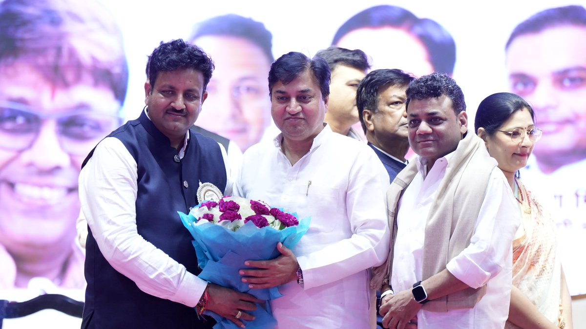 vaishykul's tweet photo. सम्मान के कुछ खूबसूरत पल… ❤️
आज की शाम से जुड़ी कुछ खास तस्वीरें और हमारे साथ मौजूद सम्मानित अतिथियों के साथ कुछ यादगार मुलाकातें। 🙏

#Vaishyakul #VaishyaSamaj #GuestMoments #EventHighlights #VaishyakulUday https://t.co/zGwNNgjDta