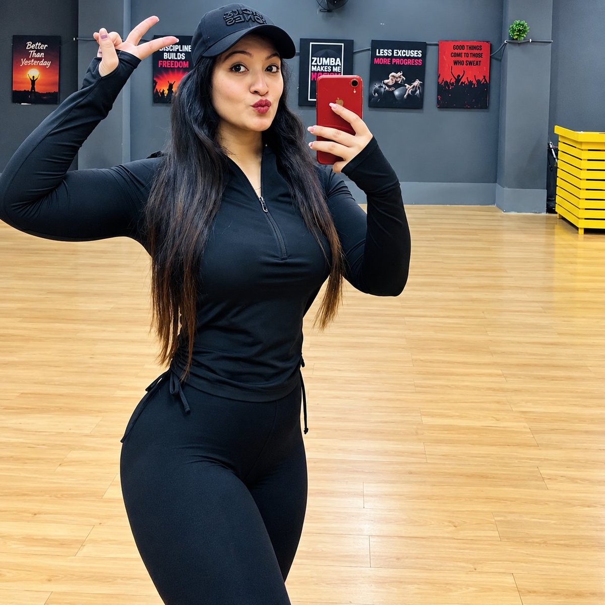 Shruti_here_'s tweet photo. Confidence in every pose, strength in every move, and a little attitude to match. 🖤🔥💪✨ https://t.co/S8NHj92sVU