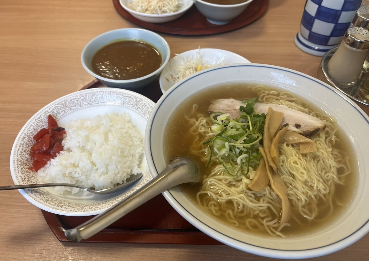 mkuro777's tweet photo. 中華東来順
これで870円
カレーはスパイシーなインドカリー
仲良く4人でランチ♪
今日も楽しく仕事ができました😊

クロスの色むらが気になってしゃーない😂 https://t.co/k2KlT8trrP