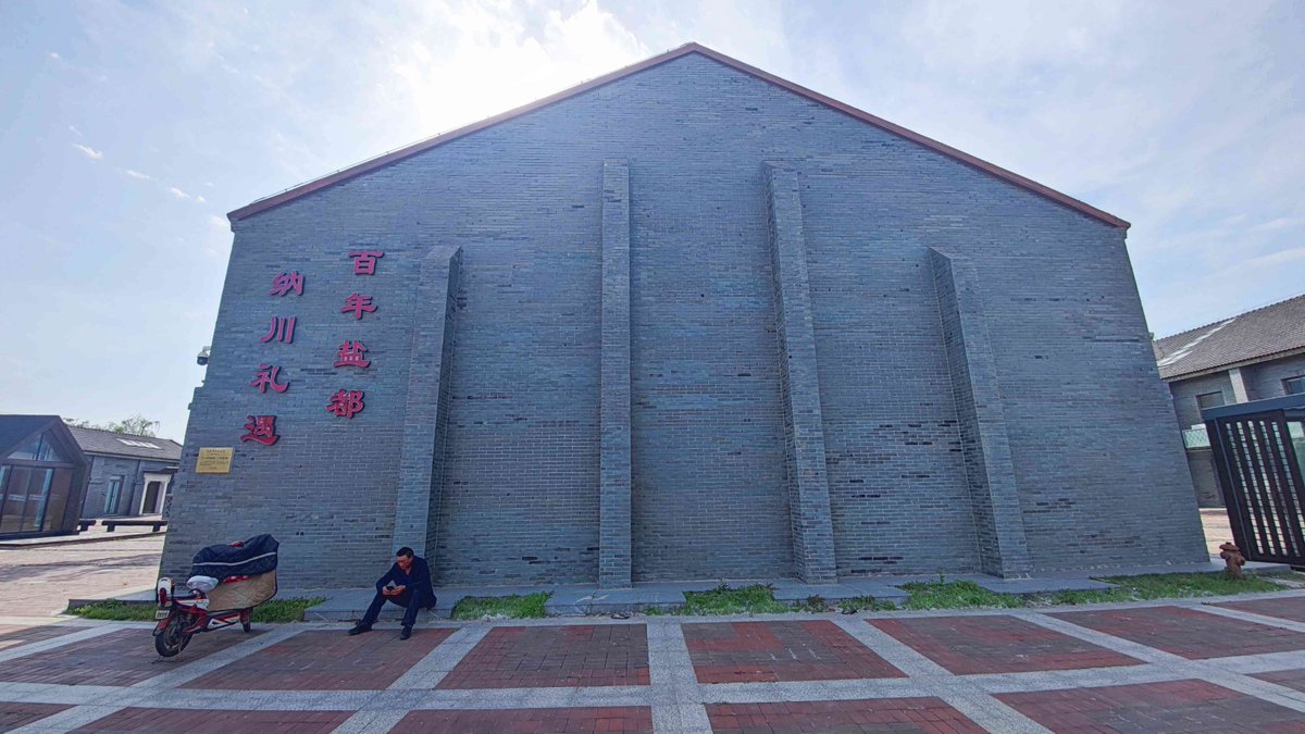 gor_tho3564's tweet photo. In this tranquil lane, the old stone barn bears the mark of a sturdy rafter, a neat blue sign with Chinese characters 霸卸澈暇 shines under the soft sun—simple, warm, and full of quiet charm. https://t.co/TUxxiFIuak