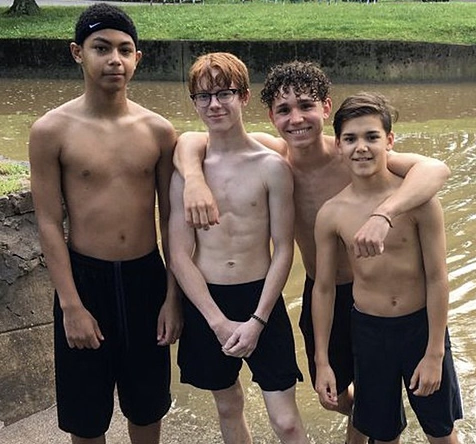 LMPositif's tweet photo. 🇺🇸 En mai 2020, dans le Missouri, Kinsley Stuart, 5 ans, a été emportée par les eaux après de fortes pluies. Quatre garçons, Aiden, Isaiah, Elias et Alex, ont vu qu’elle avait été emportée par le courant. Aiden a aperçu sa main au-dessus de l’eau et a sauté pour la rejoindre. Les quatre amis ont alors uni leurs forces pour la sortir de l’eau. En remerciement, sa mère leur a offert des repas gratuits à vie dans son restaurant. 🦸‍♂🥘 (WLOX)

📸 Facebook